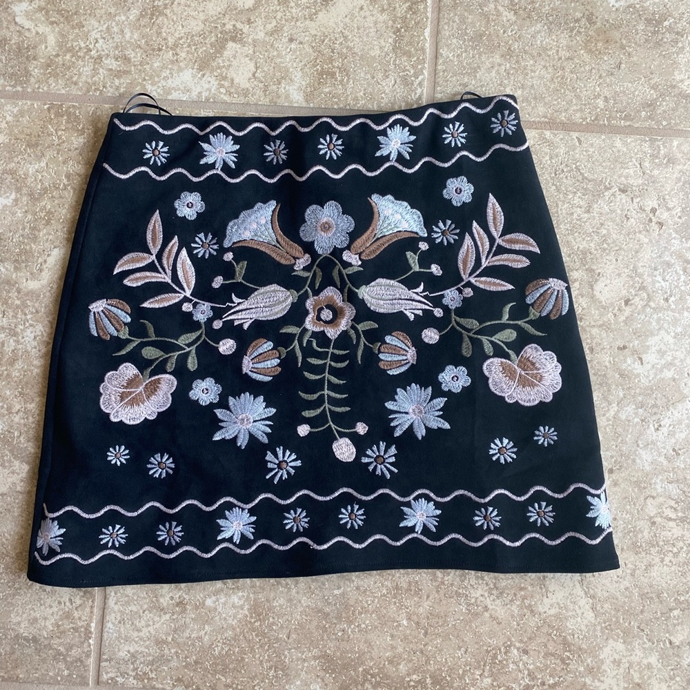Floral embroidered mini skirt